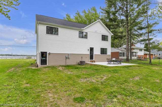 5264 Cooley Lake Road, Waterford Charter Township, MI 48327