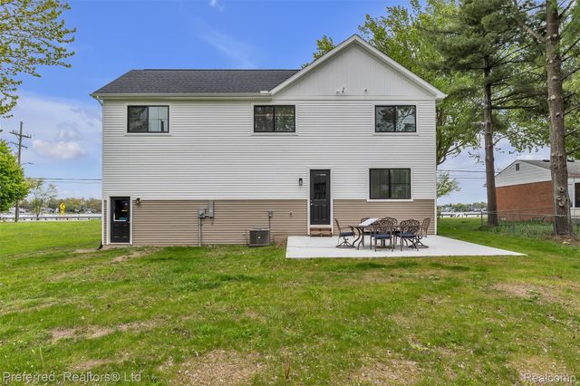 5264 Cooley Lake Road, Waterford Charter Township, MI 48327