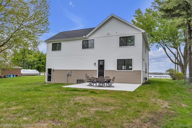 5264 Cooley Lake Road, Waterford Charter Township, MI 48327