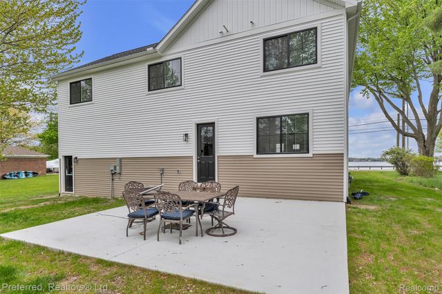 5264 Cooley Lake Road, Waterford Charter Township, MI 48327