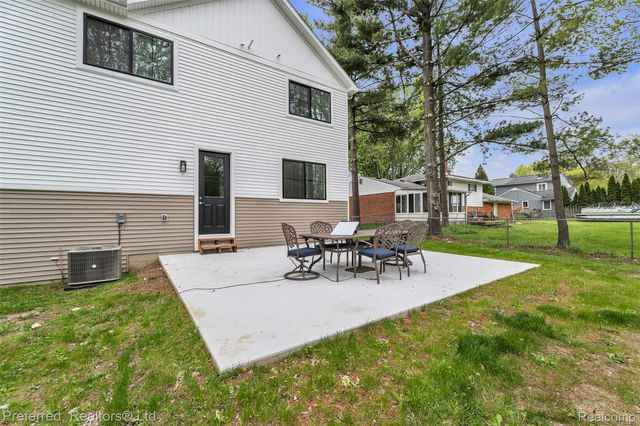5264 Cooley Lake Road, Waterford Charter Township, MI 48327