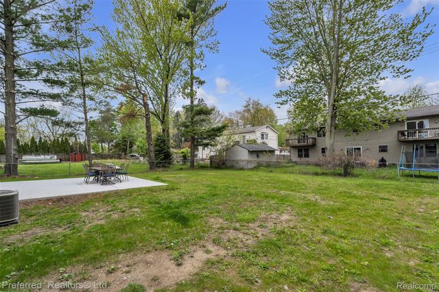 5264 Cooley Lake Road, Waterford Charter Township, MI 48327