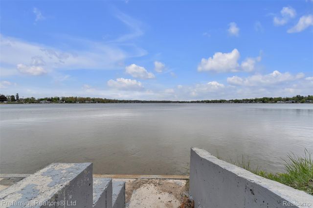 5264 Cooley Lake Road, Waterford Charter Township, MI 48327