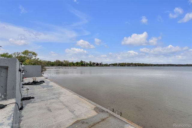 5264 Cooley Lake Road, Waterford Charter Township, MI 48327
