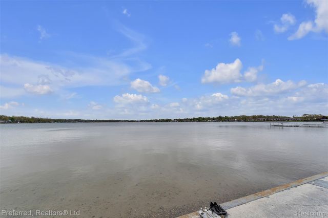 5264 Cooley Lake Road, Waterford Charter Township, MI 48327
