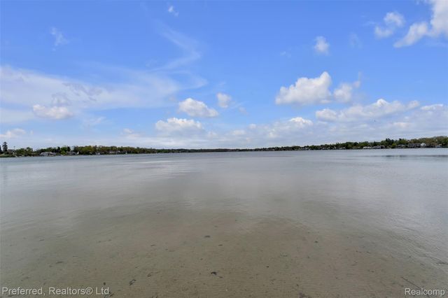 5264 Cooley Lake Road, Waterford Charter Township, MI 48327