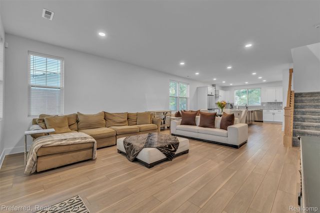 5264 Cooley Lake Road, Waterford Charter Township, MI 48327