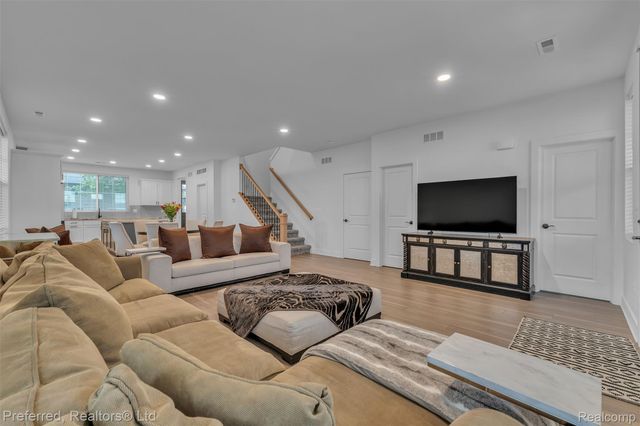 5264 Cooley Lake Road, Waterford Charter Township, MI 48327