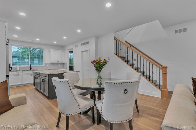 5264 Cooley Lake Road, Waterford Charter Township, MI 48327
