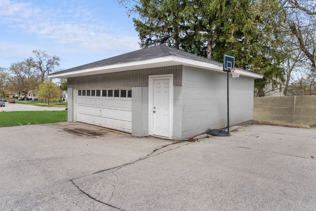2427 Thornton Lansing Road, Lansing, IL 60438