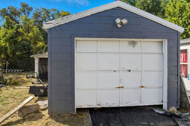 1221 Clinton Street, Carthage, MO 64836