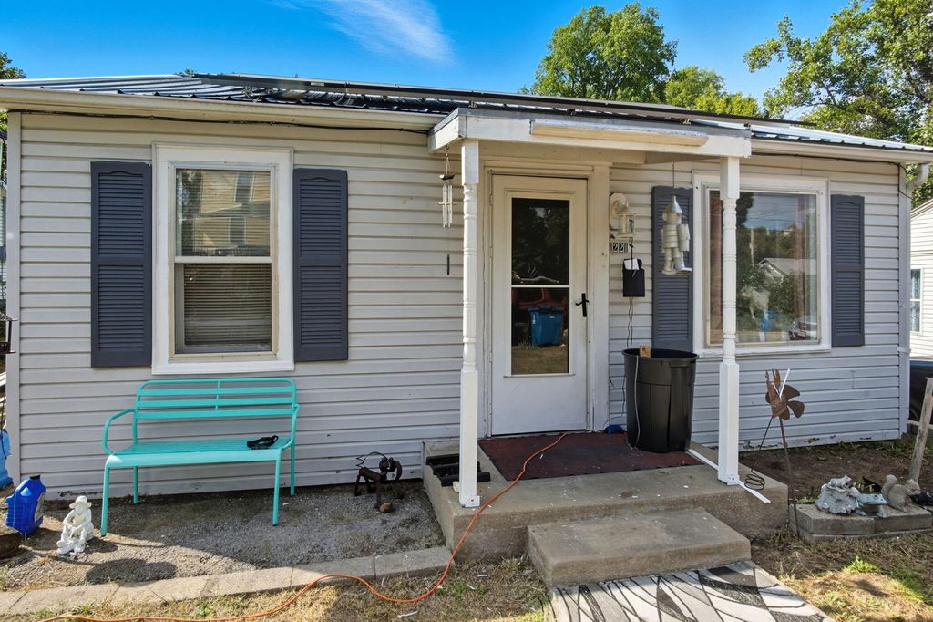 1221 Clinton Street, Carthage, MO 64836