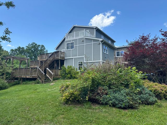 440 Aurora LN, Christiansburg, VA 24073