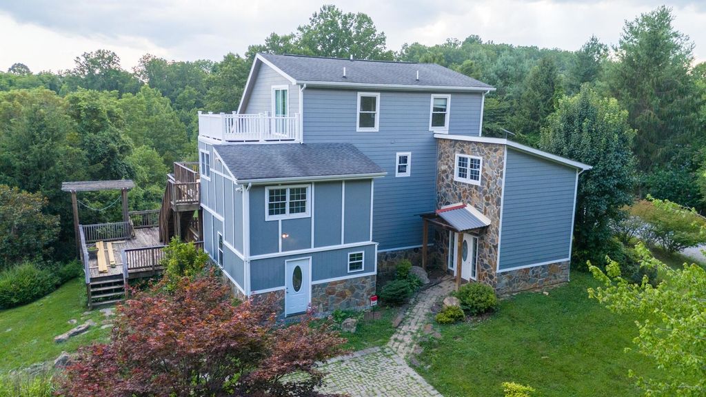 440 Aurora LN, Christiansburg, VA 24073