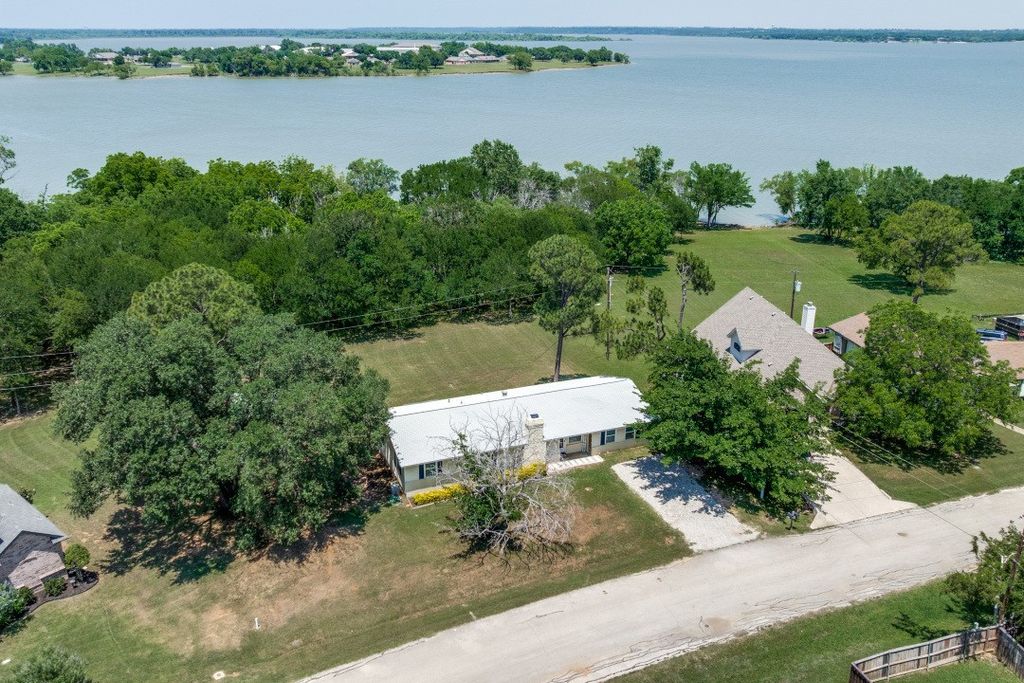 104 Cove Drive, Shady Shores, TX 76208