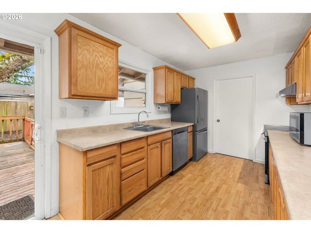 1716 Se 157TH Ave, Portland, OR 97233