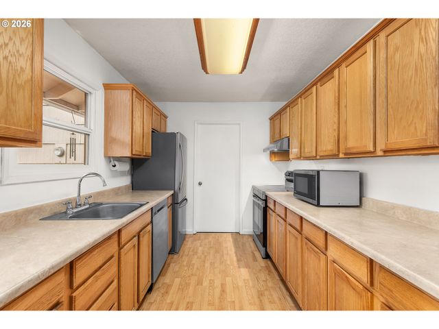 1716 Se 157TH Ave, Portland, OR 97233