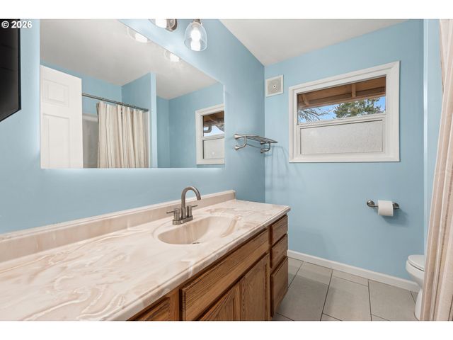 1716 Se 157TH Ave, Portland, OR 97233