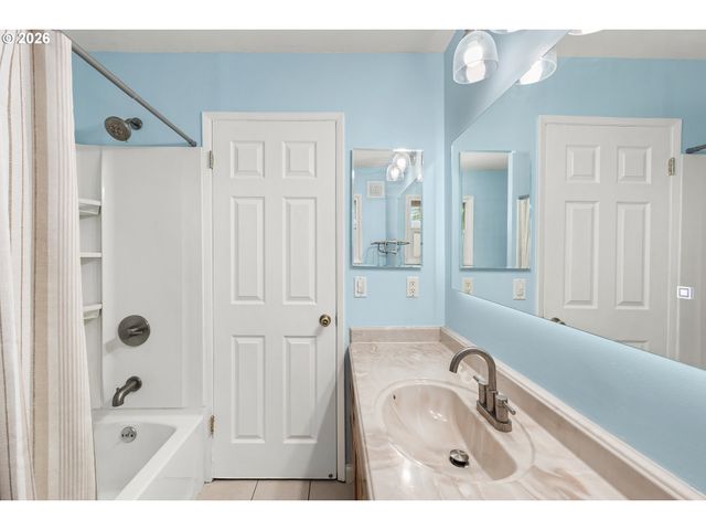 1716 Se 157TH Ave, Portland, OR 97233