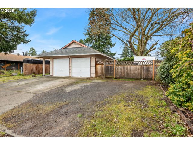 1716 Se 157TH Ave, Portland, OR 97233