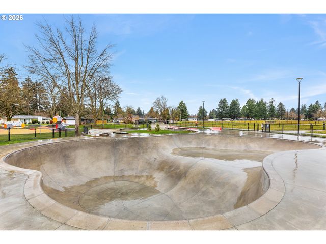 1716 Se 157TH Ave, Portland, OR 97233