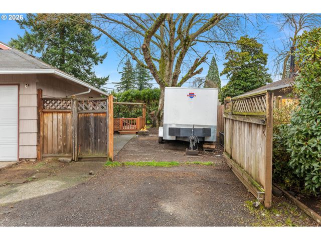 1716 Se 157TH Ave, Portland, OR 97233