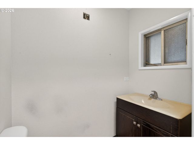 1605 Ne WALNUT Ave, Mc Minnville, OR 97128