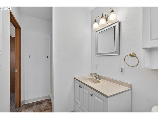 1605 Ne WALNUT Ave, Mc Minnville, OR 97128