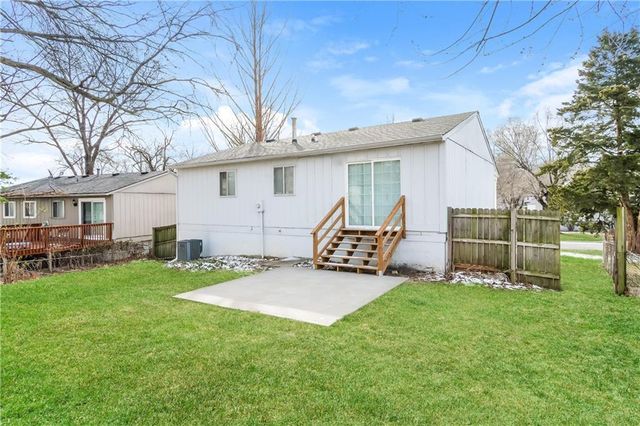 18902 E Arrowhead Drive, Independence, MO 64056