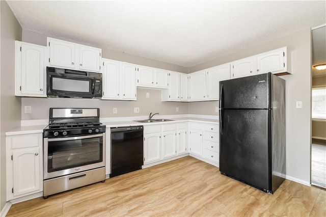 18902 E Arrowhead Drive, Independence, MO 64056