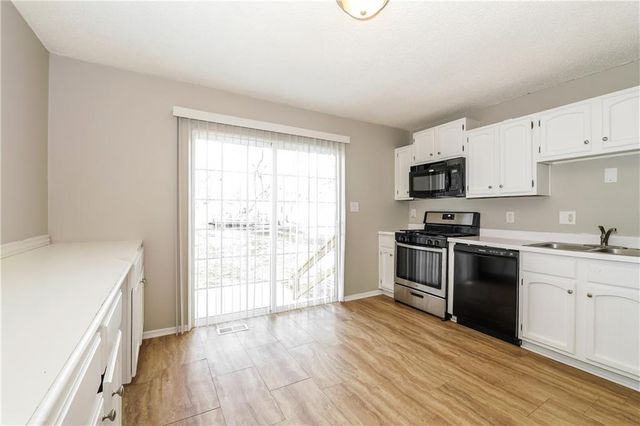 18902 E Arrowhead Drive, Independence, MO 64056