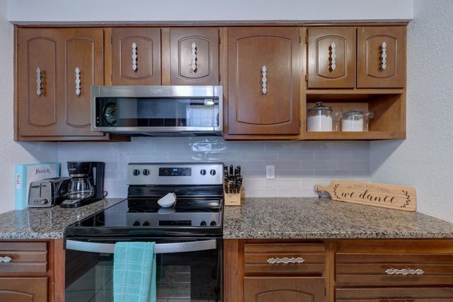 3 Lake Park Ct, Winfield, KS 67156