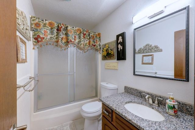 3 Lake Park Ct, Winfield, KS 67156