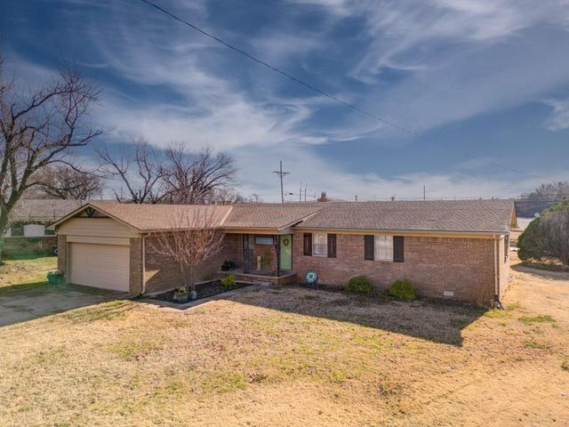 3 Lake Park Ct, Winfield, KS 67156