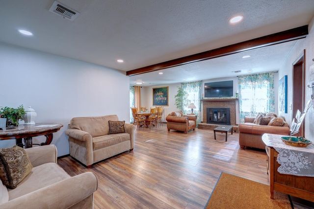 3 Lake Park Ct, Winfield, KS 67156