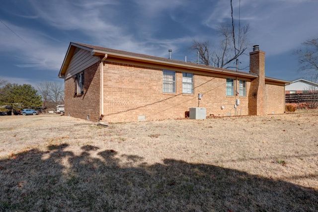 3 Lake Park Ct, Winfield, KS 67156