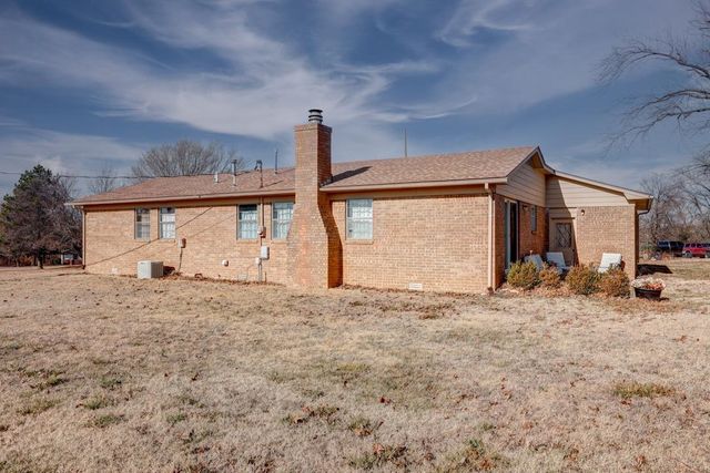 3 Lake Park Ct, Winfield, KS 67156