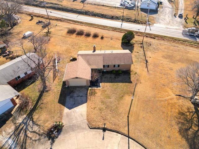 3 Lake Park Ct, Winfield, KS 67156