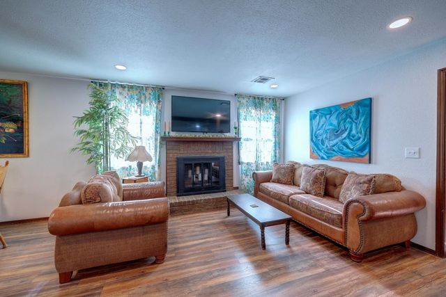 3 Lake Park Ct, Winfield, KS 67156