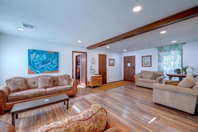 3 Lake Park Ct, Winfield, KS 67156