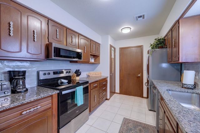 3 Lake Park Ct, Winfield, KS 67156