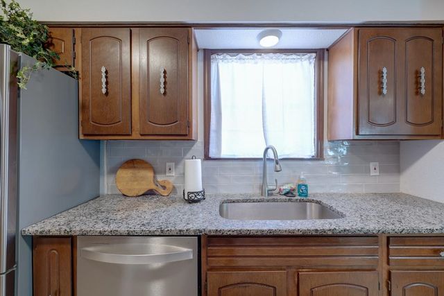 3 Lake Park Ct, Winfield, KS 67156