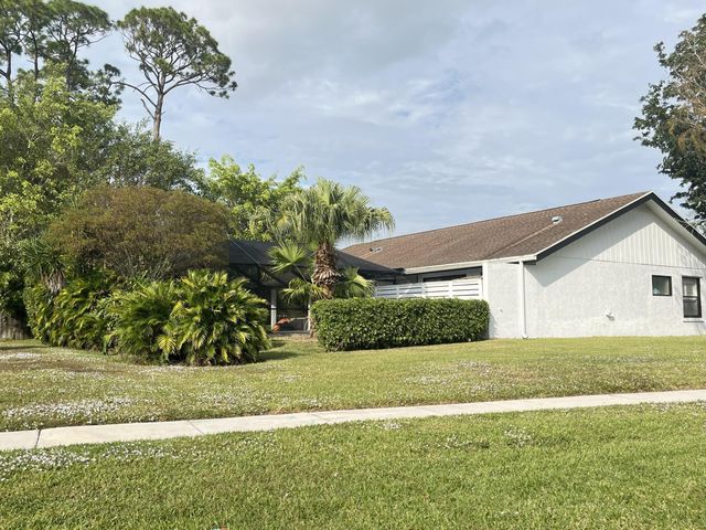 12305 Sawgrass Court, Wellington, FL 33414