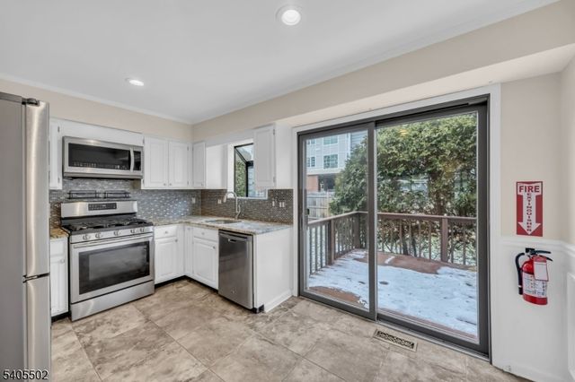 8 Village Park Ct, Scotch Plains Twp., NJ 07076