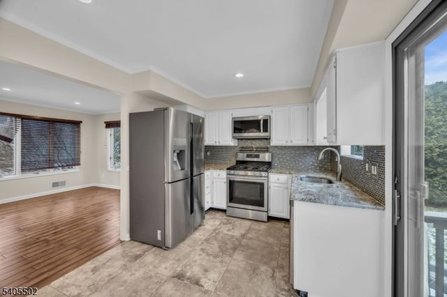 8 Village Park Ct, Scotch Plains Twp., NJ 07076