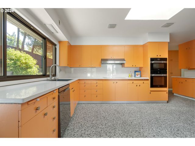 1550 Sw MITCHELL St, Portland, OR 97239