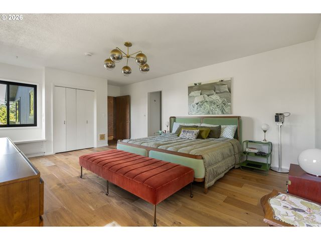 1550 Sw MITCHELL St, Portland, OR 97239