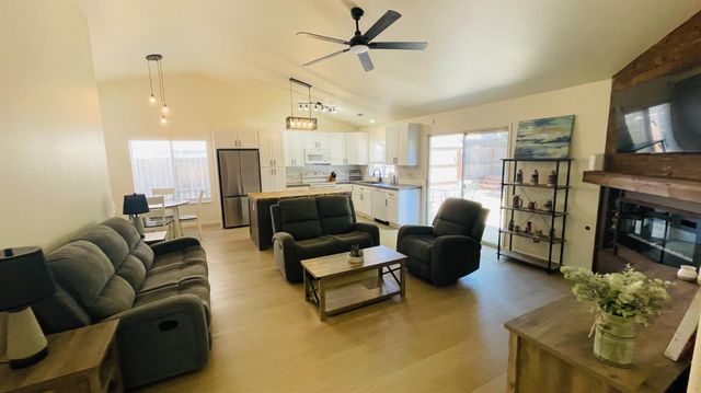 3929 El Portal Pl, Modesto, CA 95357