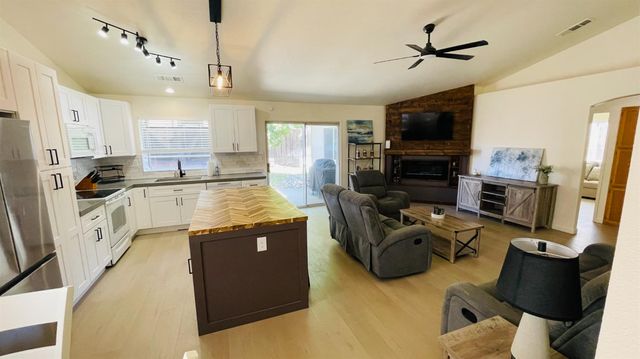 3929 El Portal Pl, Modesto, CA 95357