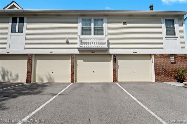 42142 Roscommon Street, Novi, MI 48167